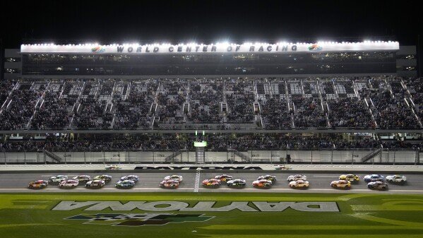 Chase Briscoe(19) leads the field at the start during the first of two NASCAR Daytona 500 qualifying auto races Thursday, Feb. 13, 2025, at Daytona International Speedway in Daytona Beach, Fla. (AP Photo/Chris O'Meara)